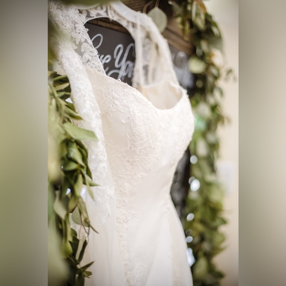 DAVID'S BRIDAL SLEEVE WEDDING DRESS - Picture 11 of 12